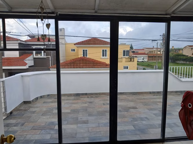 LINDA CASA EN RENTA EN MANANTIALES CARRETERA A SAN JOSE PINULA - Imagen 10