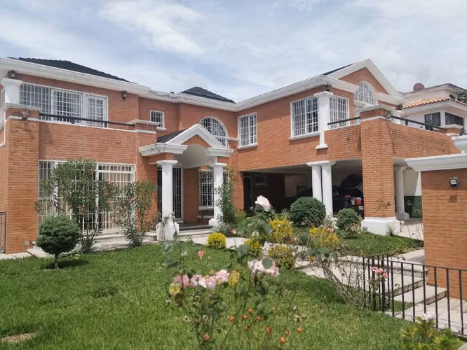 ESPECTACULAR CASA EN VENTA ZONA 16 LA MONTAÑA