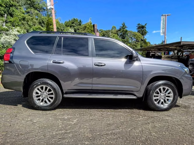 2022 TOYOTA LAND CRUISER PRADO VX 2.8L RÉCORD AGENCIA