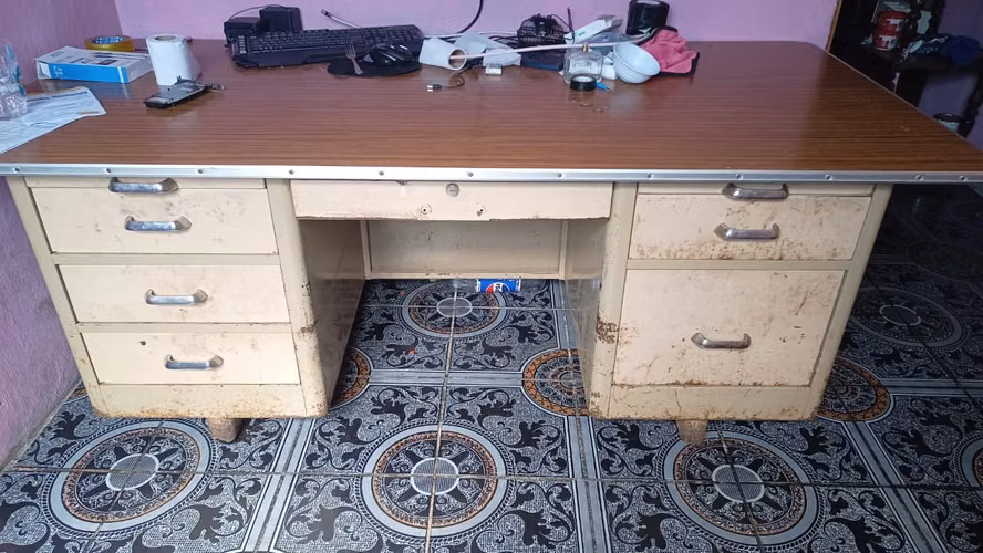 escritorio de metal y madera