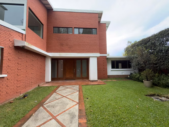 CASA EN RENTA EN ZONA 15 VHI 4 HABITACIONES Y ELEVADOR