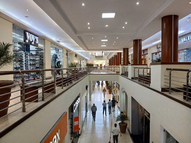 Local Comercial de 90 m² en Alquiler | C.C. Los Próceres Zona 10