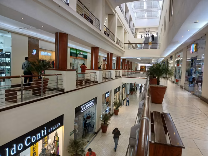 Local Comercial de 90 m² en Alquiler | C.C. Los Próceres Zona 10