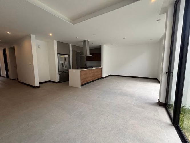 LUJOSO TOWNHOUSE EN RENTA Z10 CON JARDIN, ESTUDIO, SERVICIO - MOLIE (PV)