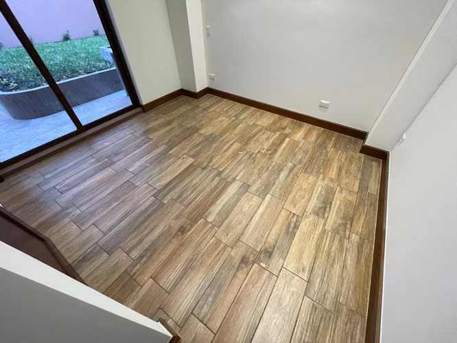 APARTAMENTO EN PRIMER NIVEL EN VENTA, CON JARDIN Z.10