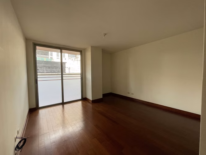 ALQUILO AMPLIO APARTAMENTO ZONA 14, CON BALCONES
