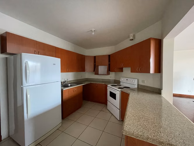 ALQUILO AMPLIO APARTAMENTO ZONA 14, CON BALCONES