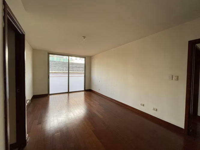 ALQUILO AMPLIO APARTAMENTO ZONA 14, CON BALCONES
