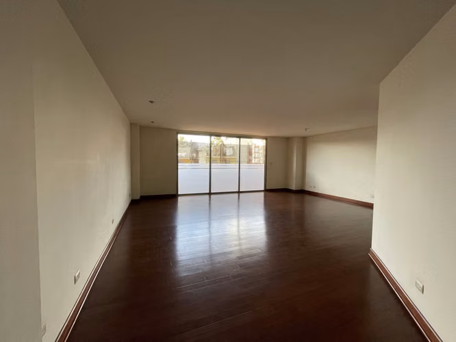 ALQUILO AMPLIO APARTAMENTO ZONA 14, CON BALCONES