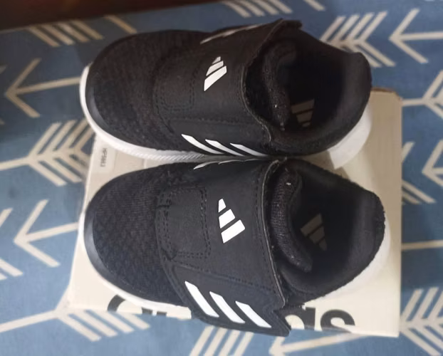Zapatillas deportivas de marca Adidas para bebé de 12m