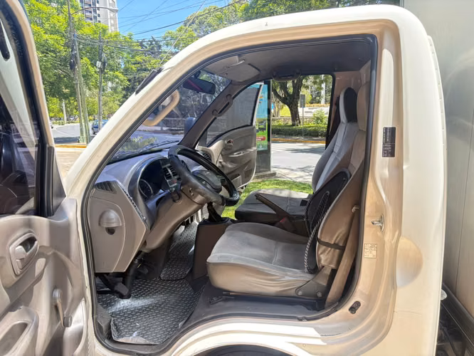 Camion Hyundai H-100 con furgon año 2016 de agencia - Imagen 7