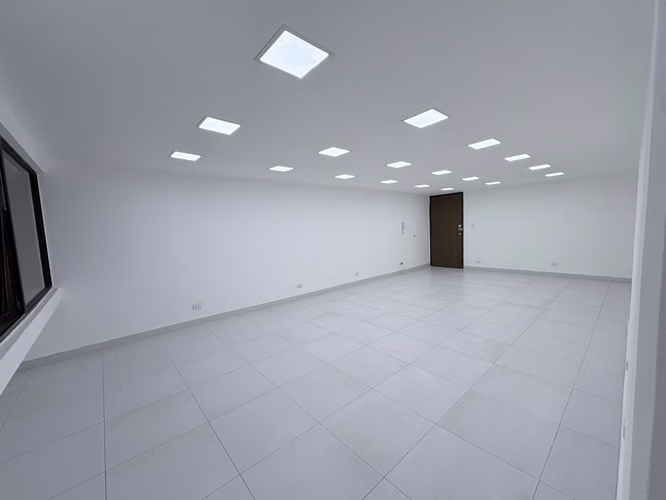 Oficina Remodelada en Renta – Zona 4 | 48 m² | Parqueo, mantenimiento e impuestos del 5% Incluido - Imagen 3