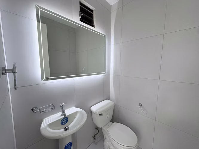 Oficina Remodelada en Renta – Zona 4 | 48 m² | Parqueo, mantenimiento e impuestos del 5% Incluido - Imagen 4