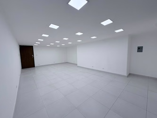 Oficina Remodelada en Renta – Zona 4 | 48 m² | Parqueo, mantenimiento e impuestos del 5% Incluido - Imagen 2