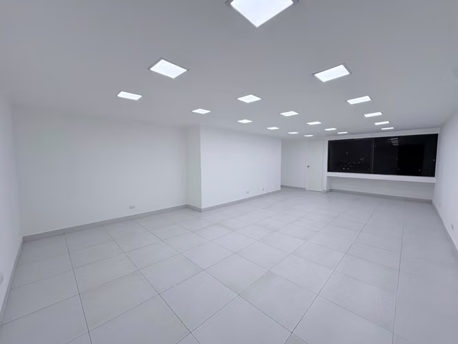 Oficina Remodelada en Renta – Zona 4 | 48 m² | Parqueo, mantenimiento e impuestos del 5% Incluido - Imagen 5
