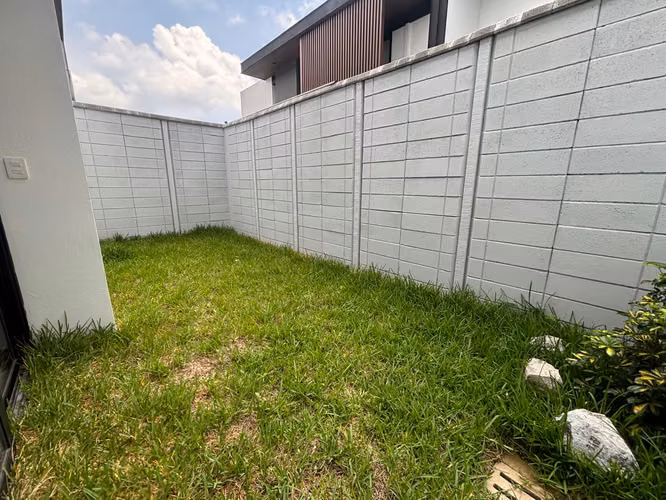 TOWNHOUSE EN ALQUILER EN ZONA 10 CON JARDIN CONDOMINIO MOLIE - Imagen 7