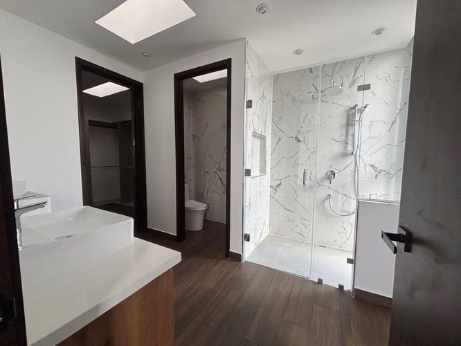 TOWNHOUSE EN ALQUILER EN ZONA 10 CON JARDIN CONDOMINIO MOLIE - Imagen 13