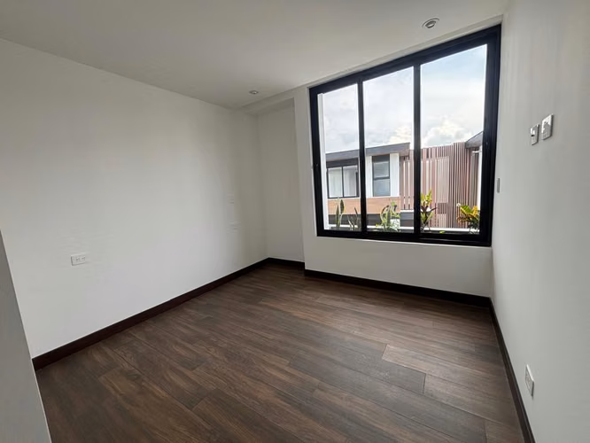 TOWNHOUSE EN ALQUILER EN ZONA 10 CON JARDIN CONDOMINIO MOLIE - Imagen 16