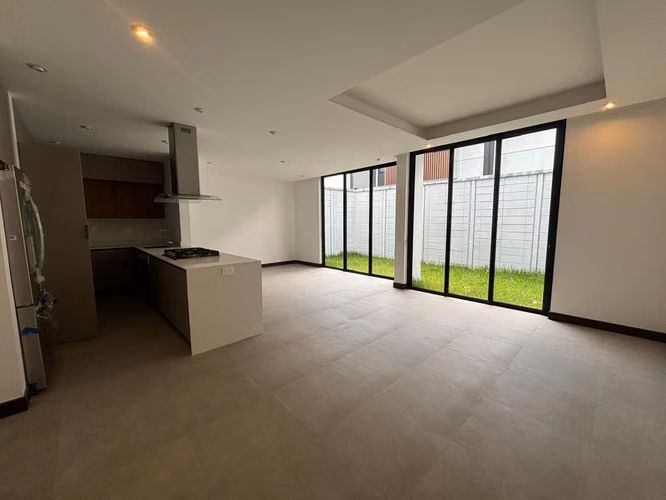 TOWNHOUSE EN ALQUILER EN ZONA 10 CON JARDIN CONDOMINIO MOLIE