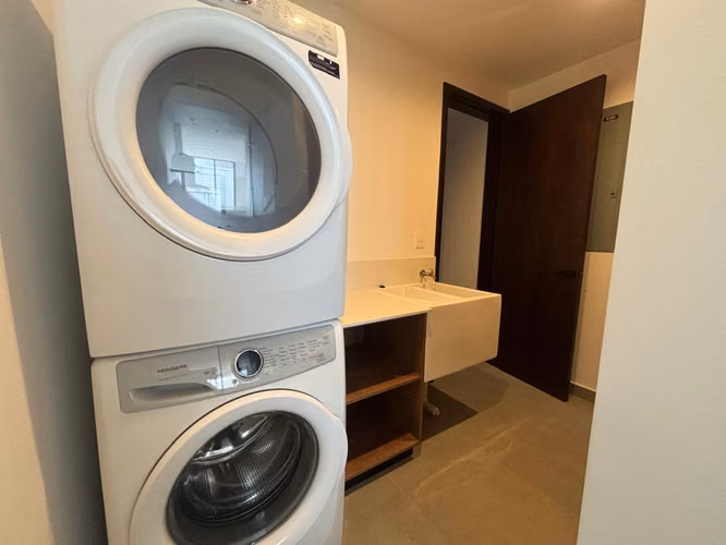 TOWNHOUSE EN ALQUILER EN ZONA 10 CON JARDIN CONDOMINIO MOLIE - Imagen 8