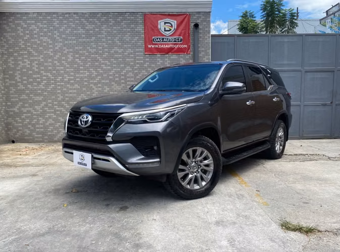 Toyota Fortuner SRV de Agencia Modelo 2024