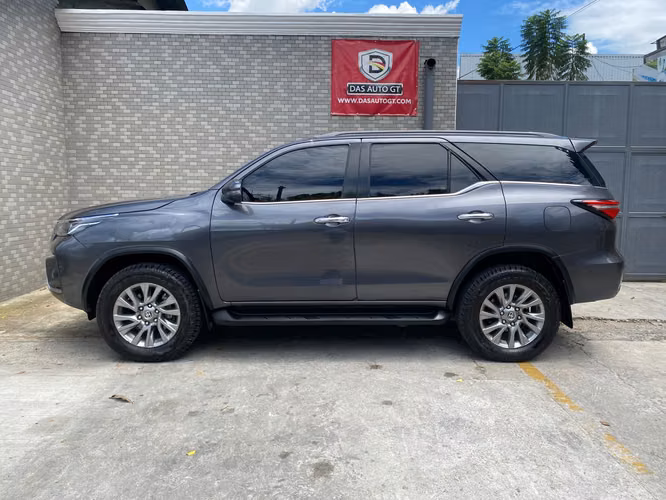 Toyota Fortuner SRV de Agencia Modelo 2024