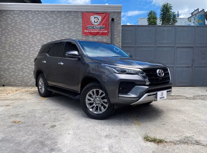 Toyota Fortuner SRV de Agencia Modelo 2024