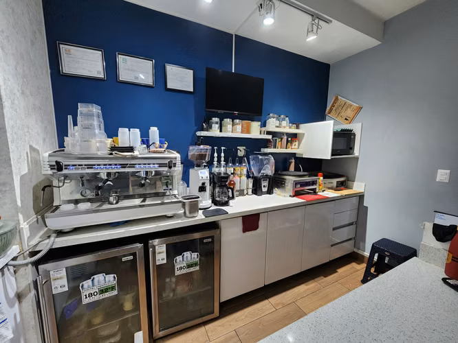 VENTA DE DERECHO DE LLAVE DE CAFETERÍA BISTRO EN ZONA 2