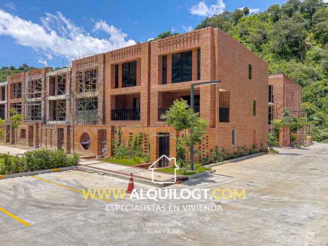 CASA IRIDIA EN CAÑADAS DE ELGIN ZONA 13 DE 3 HAB AGT2947