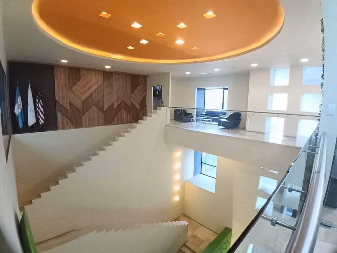 Oficina Corporativa en Zona 10  |  Piso completo  |   579m2