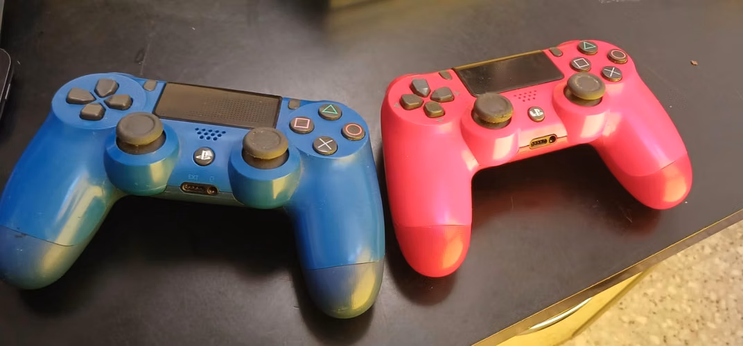 ps4 usado con un juego y un control