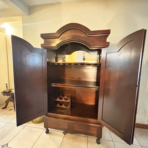 Vendo Bar Colonial de Madera Maciza – Excelente Estado