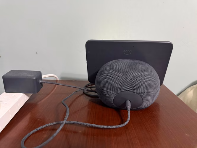 Amazon Echo Show 8 (modelo más reciente): pantalla HD de 8.7" con colores intensos, audio espacial y acceso anticipado a Alexa+ (grafito)