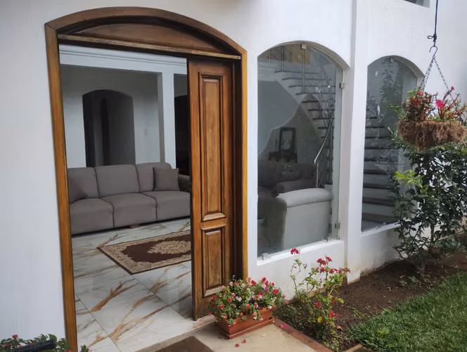 Residencia Espaciosa en Venta | 4 Hab. + Estudio, Acabados de Lujo, Santa Lucía Milpas Altas - Imagen 4