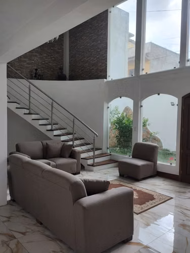 Residencia Espaciosa en Venta | 4 Hab. + Estudio, Acabados de Lujo, Santa Lucía Milpas Altas - Imagen 3