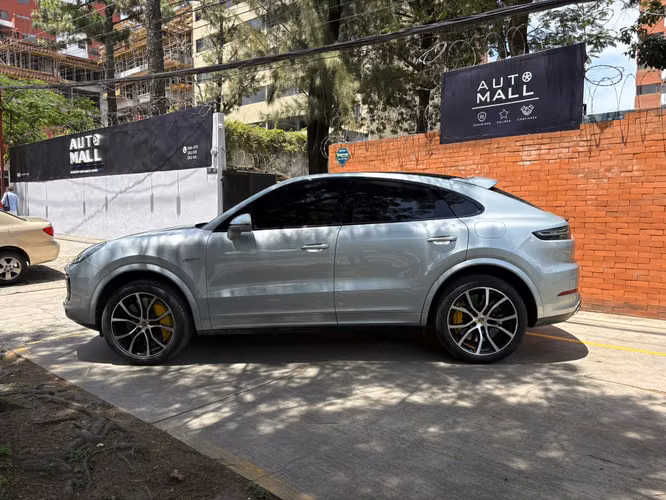 Porsche Cayenne Turbo S E-Hibrid de agencia Blindada año 2023