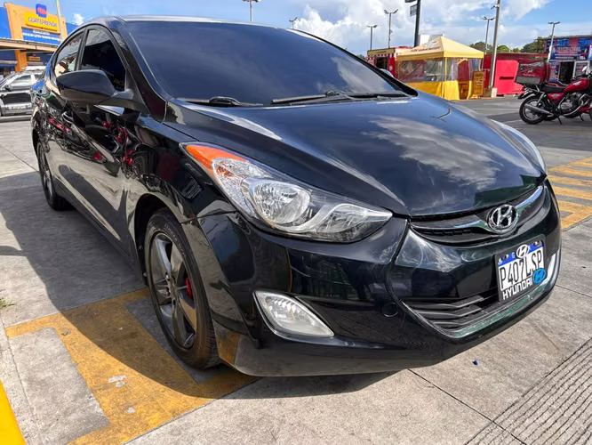 HYUNDAI ELANTRA GLS 2013 Financiamiento privado