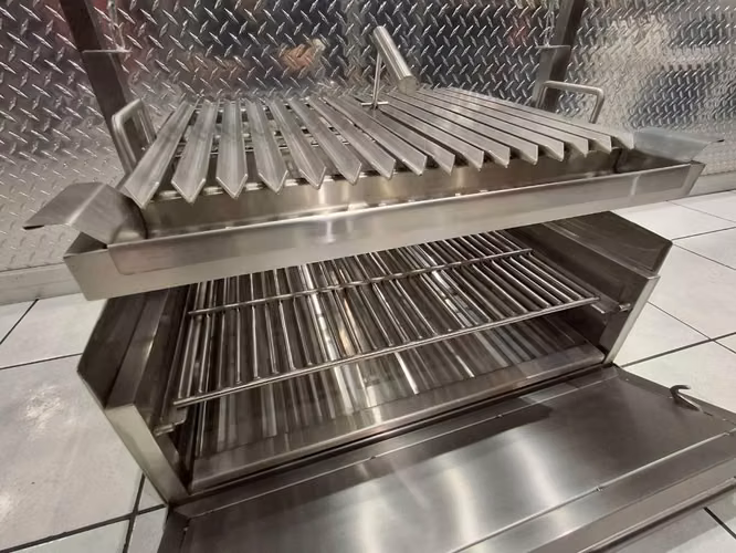 Parrilla elevadiza full Inox Tipo Argentina para carbon y leña