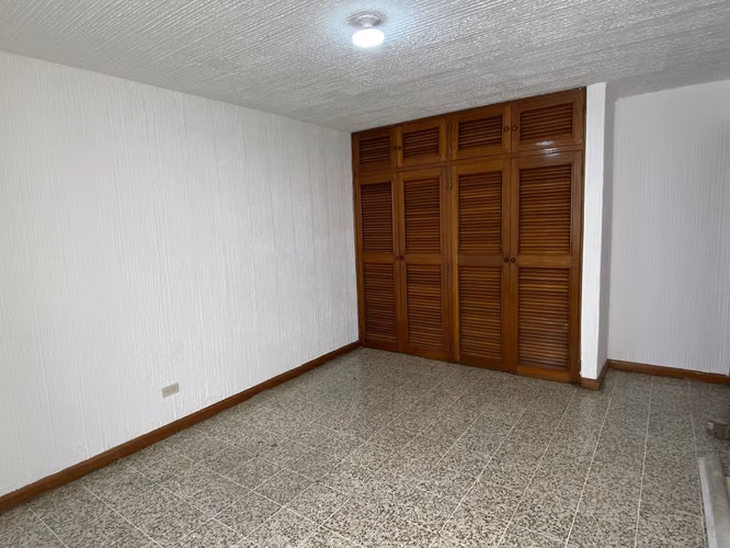 CASA PARA OFICINAS EN RENTA EN ZONA 10 SECTOR 20 CALLE