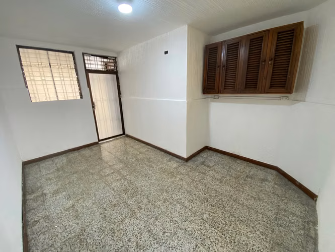 CASA PARA OFICINAS EN RENTA EN ZONA 10 SECTOR 20 CALLE