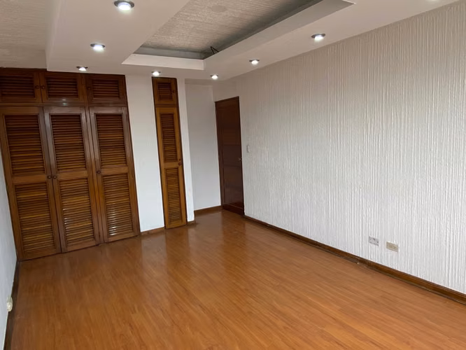 CASA PARA OFICINAS EN RENTA ZONA 10 SECTOR 20 CALLE
