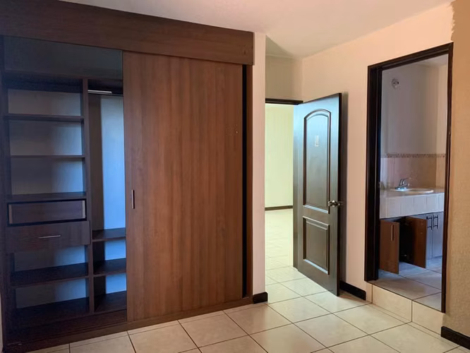 VENDO CASA DE ESQUINA EN PORTAL DE SAN ISIDRO 3 | 4 HAB | 4 PARQU | ZONA 16 HACIENDA REAL PV - Imagen 18