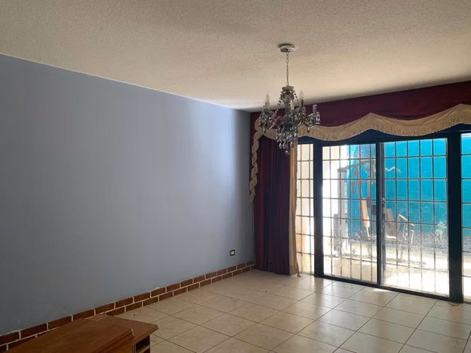 VENDO CASA DE ESQUINA EN PORTAL DE SAN ISIDRO 3 | 4 HAB | 4 PARQU | ZONA 16 HACIENDA REAL PV - Imagen 2