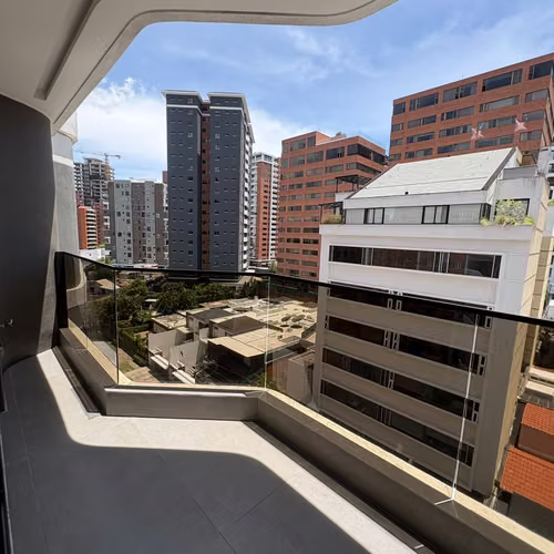 APARTAMENTO EN ALQUILER – EDIFICIO TORRE VERTIC, ZONA 14 | BALCON | HAB DE SERVICIO PV - Imagen 12