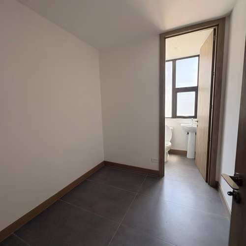 APARTAMENTO EN ALQUILER – EDIFICIO TORRE VERTIC, ZONA 14 | BALCON | HAB DE SERVICIO PV - Imagen 15