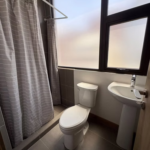 APARTAMENTO EN ALQUILER – EDIFICIO TORRE VERTIC, ZONA 14 | BALCON | HAB DE SERVICIO PV - Imagen 13