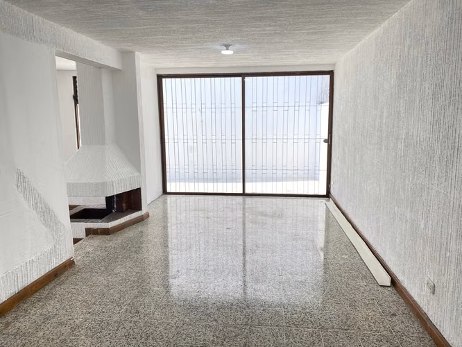 RENTO CASA PARA OFICINAS EN ZONA 10 SECTOR 20 CALLE | 10 AMBIENTES | 7 PARQUEOS PV