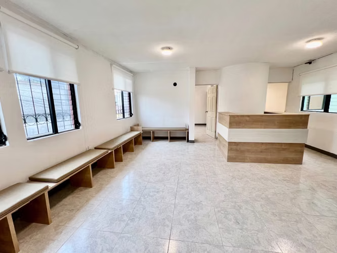 Alquiler de oficinas/clínicas SEGUNDO NIVEL COMPLETO en 1ERA Av. zona 1