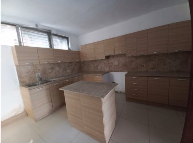 AMPLIA CASA EN RENTA IDEAL PARA OFICINAS, CLINICAS U ONG EN KM 8 CAES
