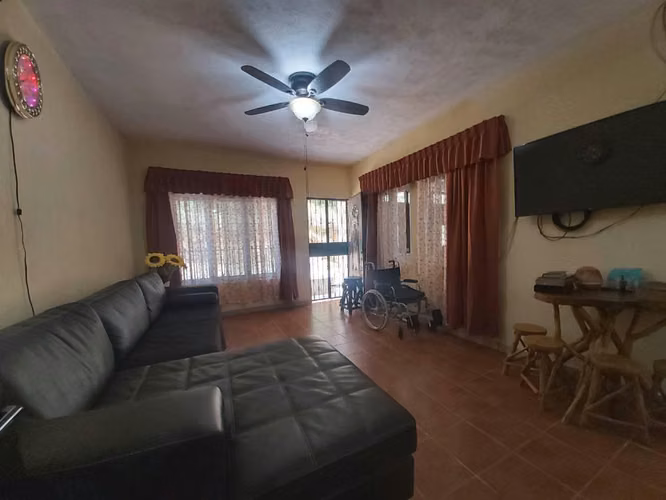 Alquilo Casa Grande dentro Residencial a 5 minutos para arriba de la Muni de San Lucas Sacatepéquez